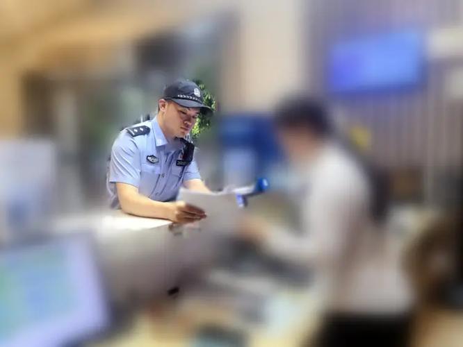 男子退房遗留粉瓶子引发警方迅速行动