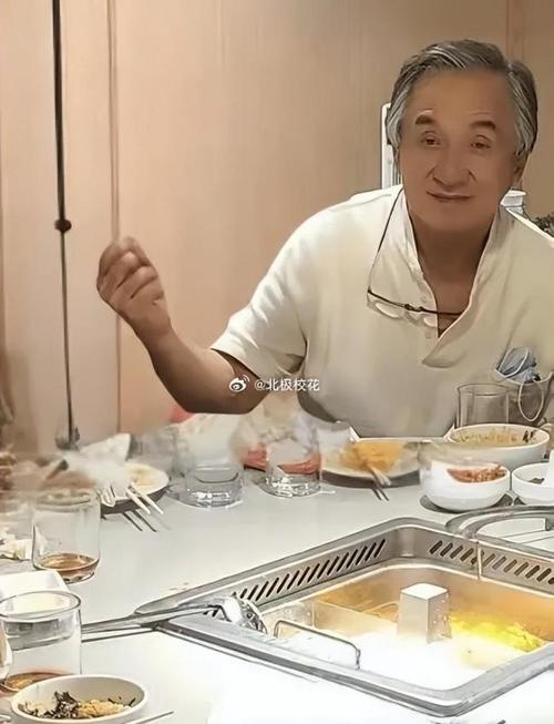 成龙七旬老花严重，拍戏时道具模糊难辨标题