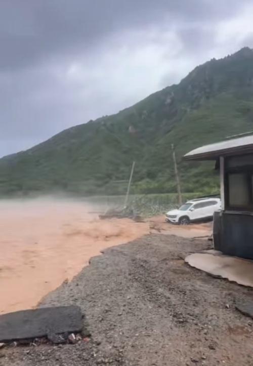河北兴隆暴雨灾害致多人遇难失联，紧急救援行动进行中