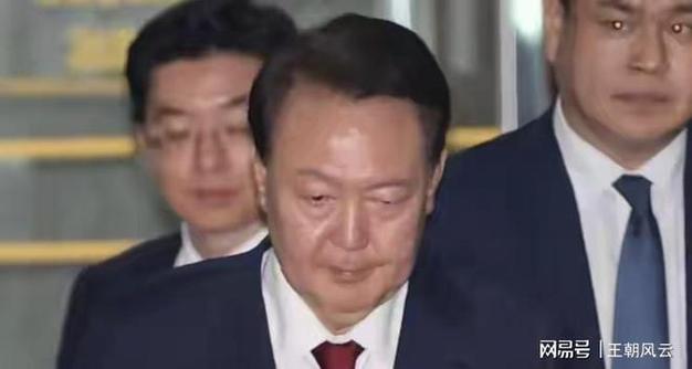 尹锡悦拒捕事件，仅穿内衣躺牢房地板引发关注