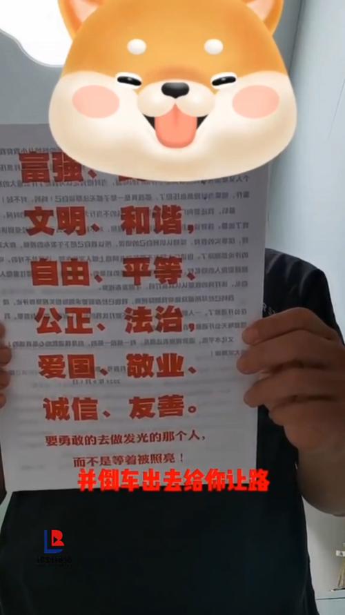 警方通报，奔驰司机亮证件逼男子让路事件始末