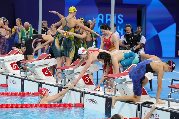 中国队女子4x100米混合接力夺铜牌，荣耀时刻振奋人心！