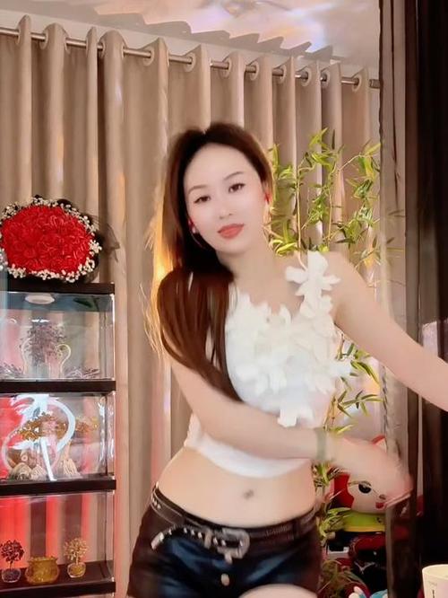 酷似大S的24岁女生走红网络，自然美胜过整容的魅力