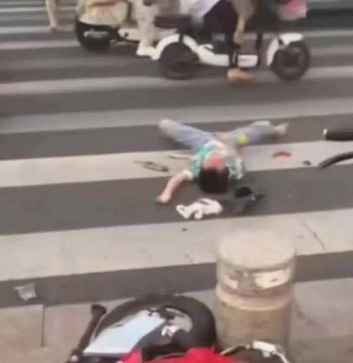 13岁女孩骑电动车载人闯红灯引发车祸