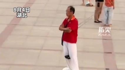 大爷脚踩平衡车放飞超长风筝，老当益壮的户外风采！