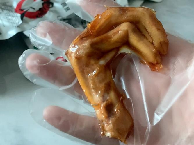 揭秘！知名零食品牌鸭爪惊现发霉现象，消费者曝光引发关注！