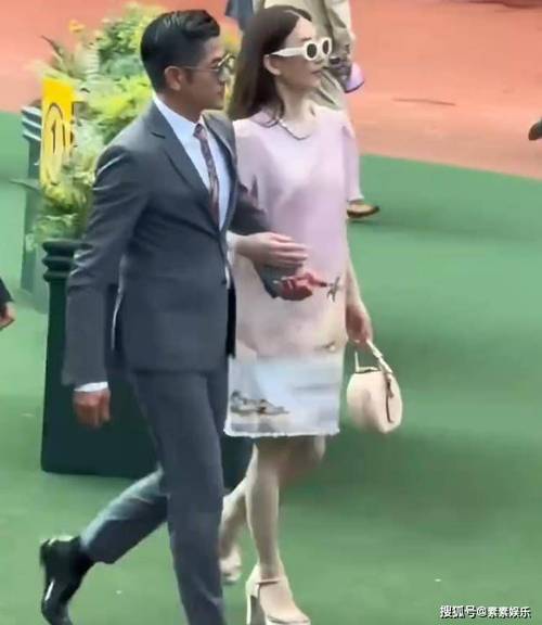 方媛孕肚下与郭富城甜蜜庆生