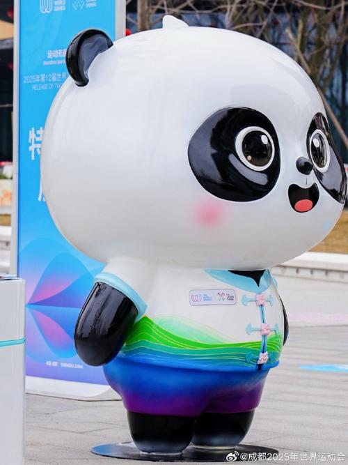 世运会吉祥物尾随运动员求互动贴贴的瞬间风采