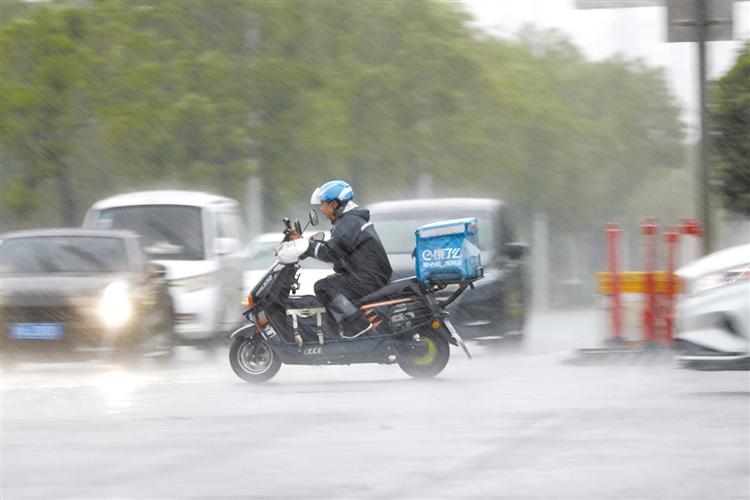 网友热议，郑州外卖小哥暴雨送餐，风雨中的最美身影！