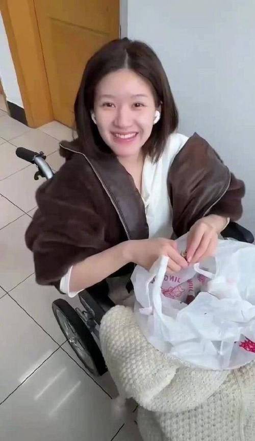 赵露思带火竹荪店，店主忙碌至深夜不休息！