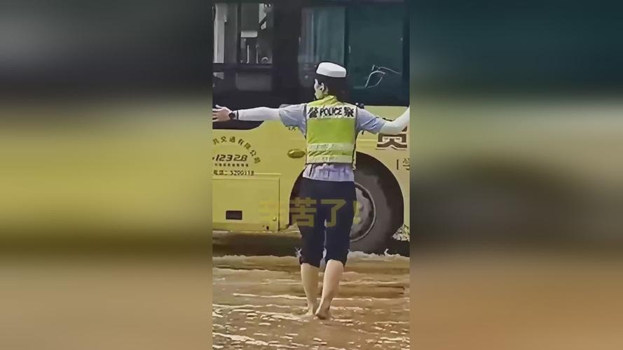 郑州暴雨交警蹚水抱孩童安全过马路的事迹感动人心