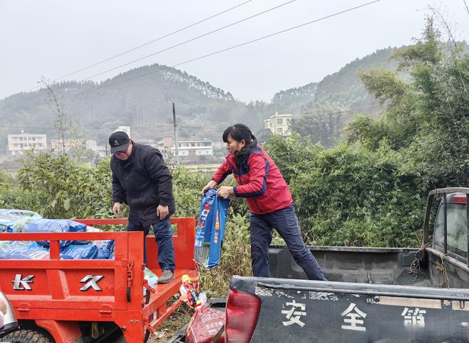 运油车侧翻引发村民捡油热潮