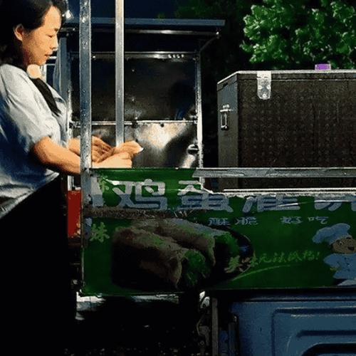 双腿截肢女子夜市摆摊成励志典范引热议