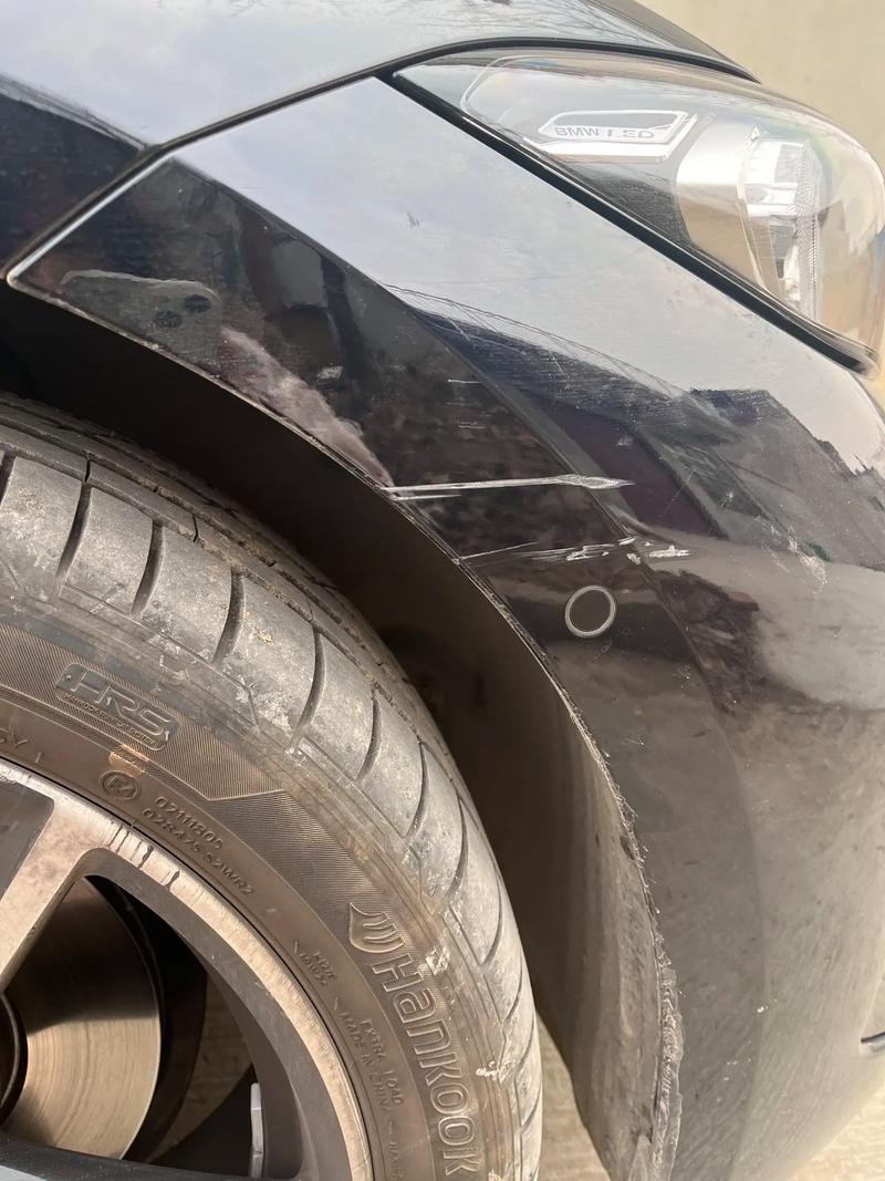 小伙遭遇剐蹭事件，冷静应对不失态