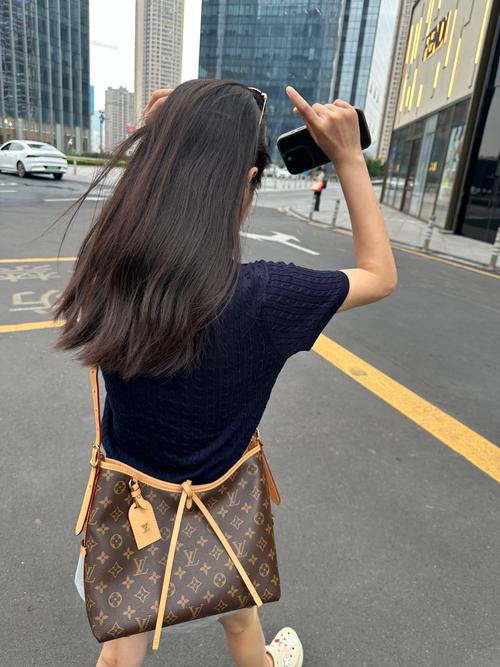 用天价LV包测试路人诚信，摆拍背后的真相引人深思