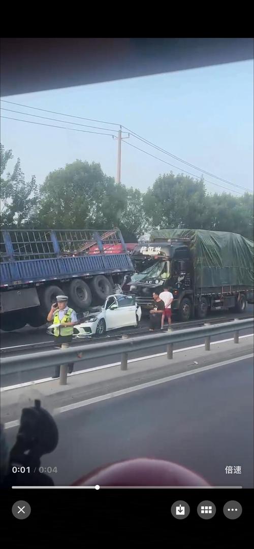 高速堵车司机下车查看遭遇大货车追尾事件