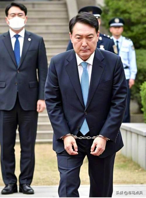 尹锡悦狱外就医，穿囚服戴镣铐的细节曝光