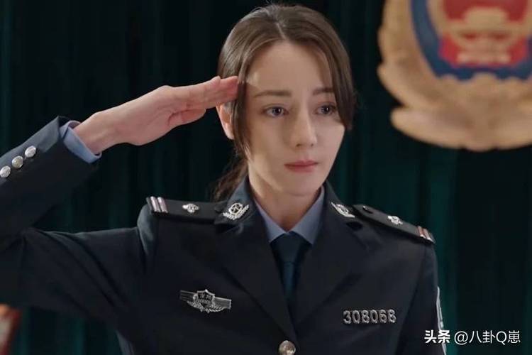 人民日报专访迪丽热巴，星光背后的故事与坚持的力量