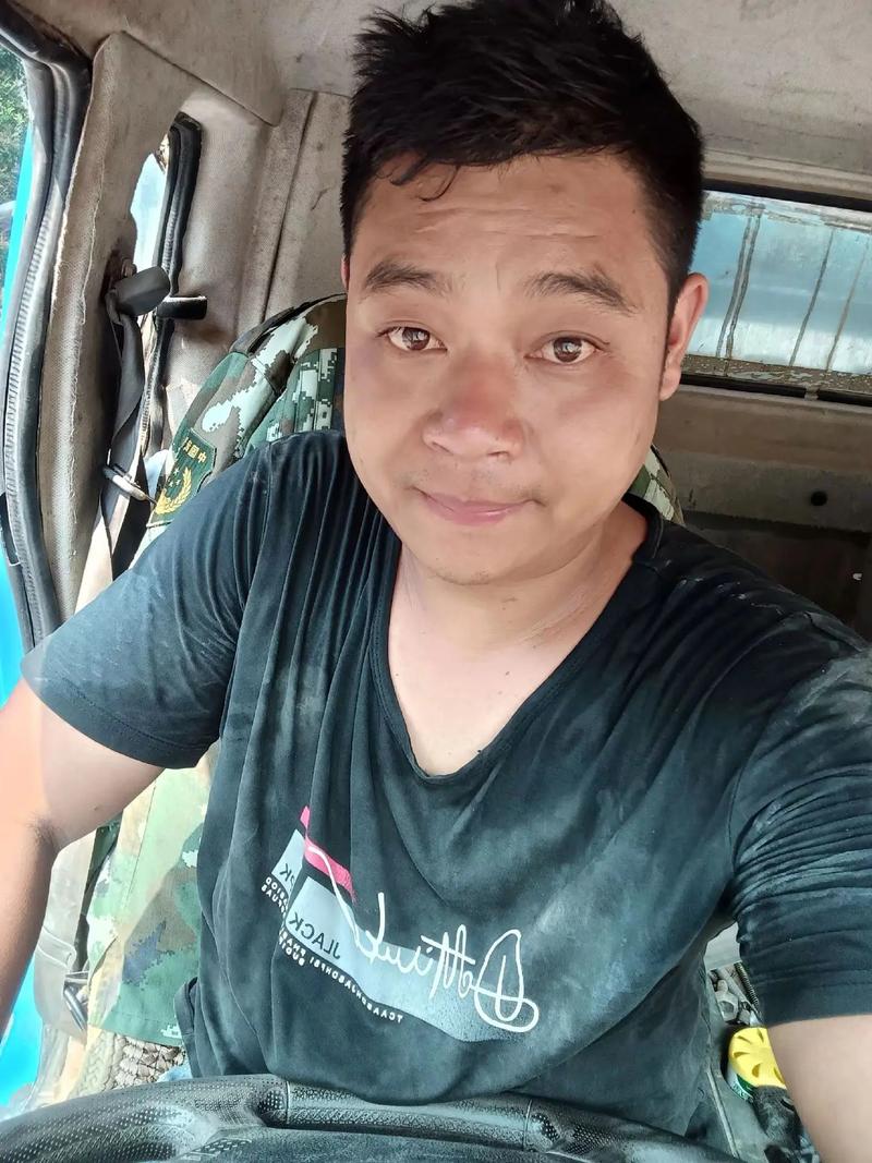 河南小伙开挖机游遍中国走红网络，励志故事引热议