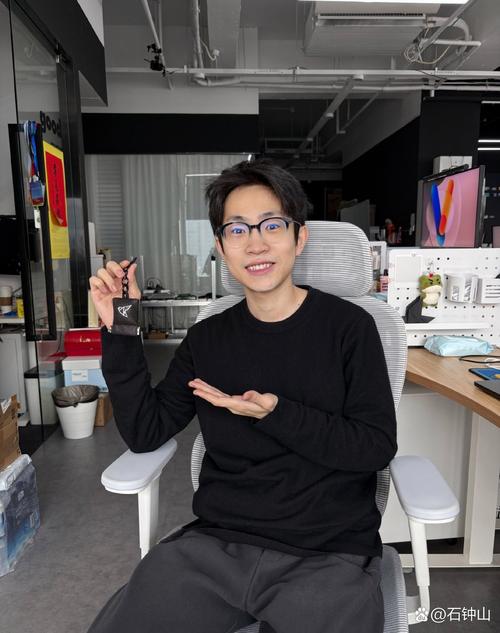 何同学海外爆红，年收入有望突破千万大关！