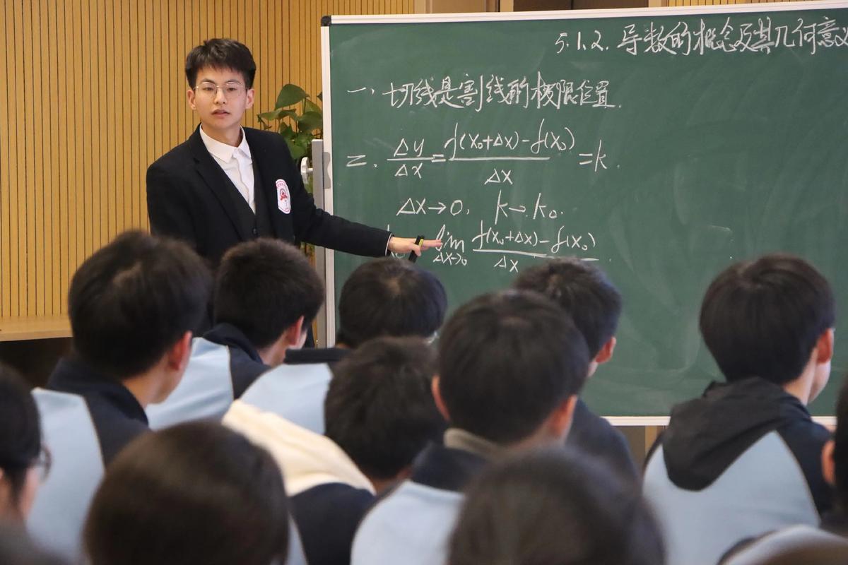 哪些学生在高中数学成绩表现优秀？