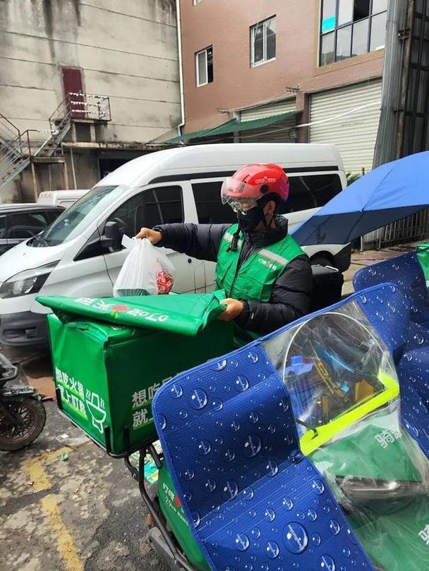 年轻人下班兼职送外卖，月入3000元的现实与挑战