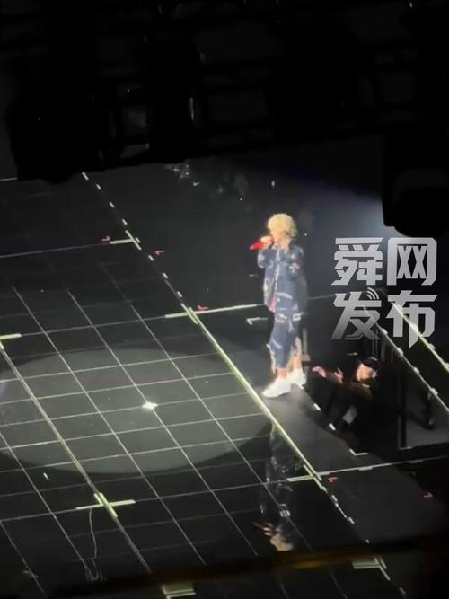 鹿晗演唱会惊险瞬间，升降台上的意外危机