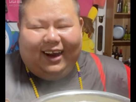 网红良子体重惊人，胃袋占据体重三分之一以上