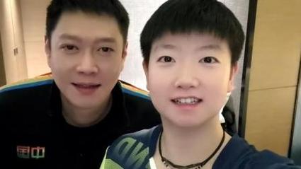 邱贻可与孙颖莎共襄荣耀时刻，冠军合影见证辉煌