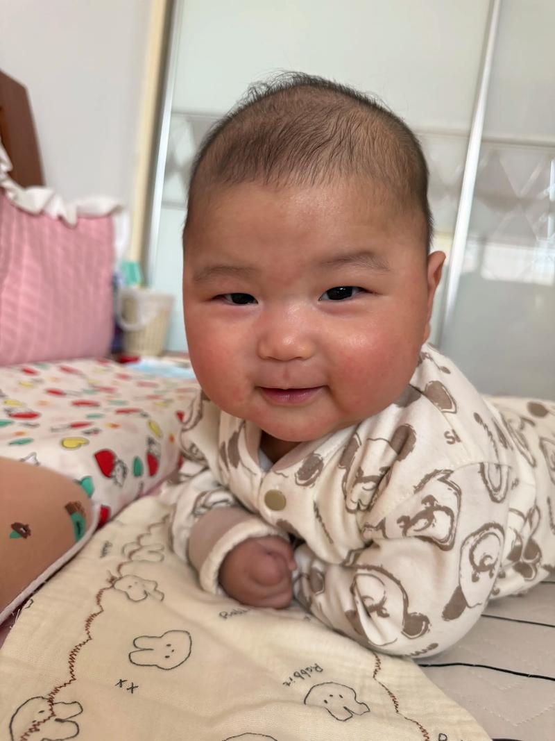 妈妈回应萌娃自拍视频海外爆火，温馨瞬间背后的故事分享