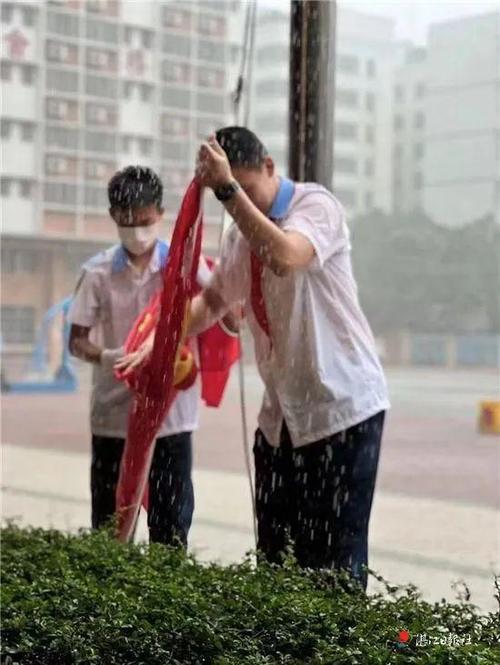 少年暴雨中守护国旗的壮举