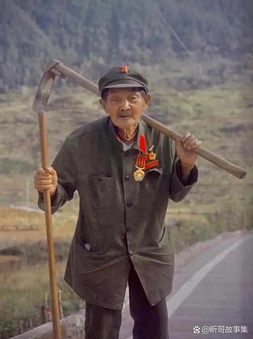 抗战老兵的眼神，回忆战争经历的深刻印记