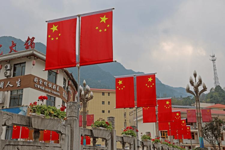 北京全城悬挂国旗，喷泉齐放庆祝盛景