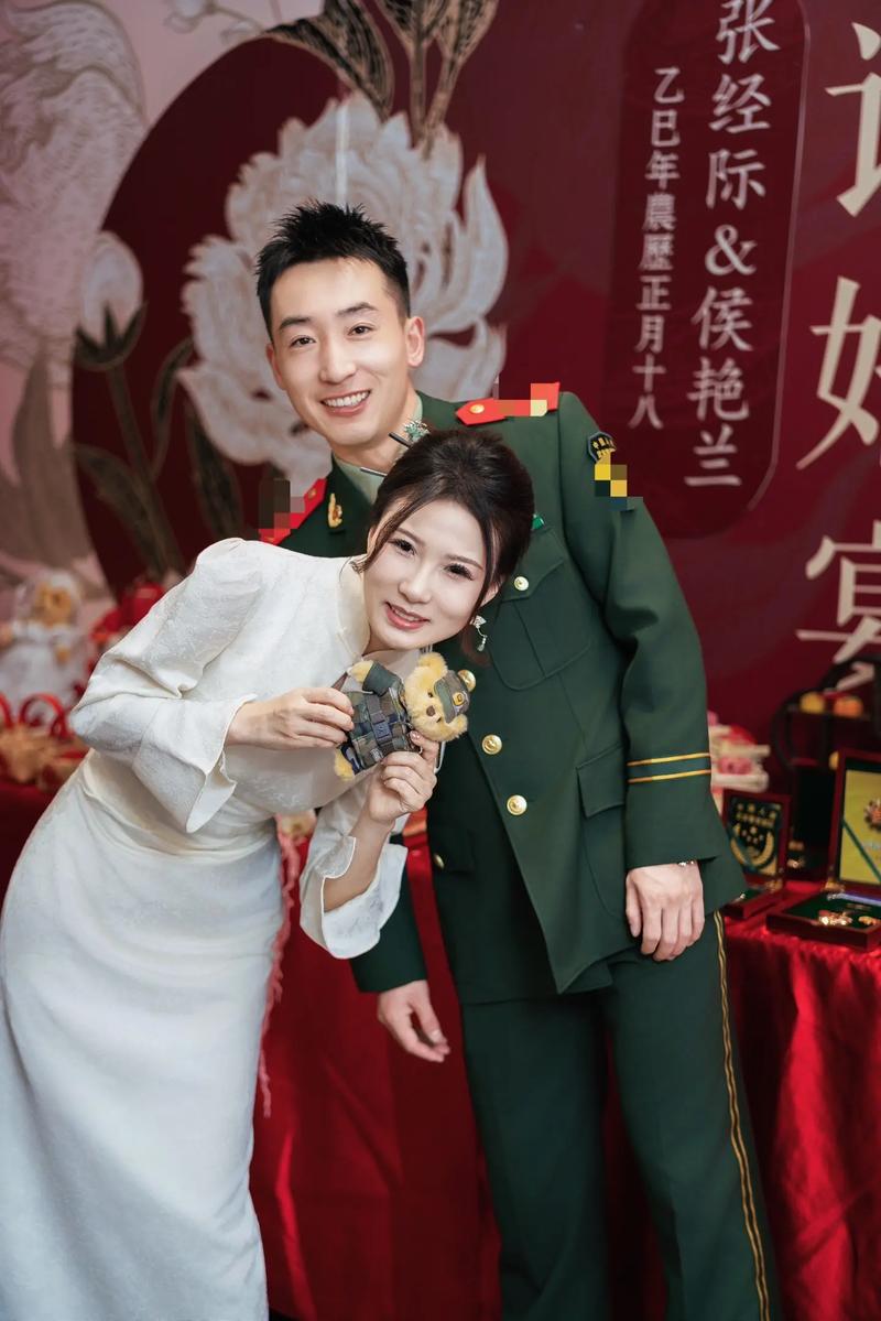 军人退役日深情求婚，相伴八载，共筑未来爱巢