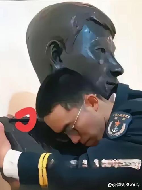 父亲儿子英勇牺牲，他携照片观阅兵仪式致敬英雄