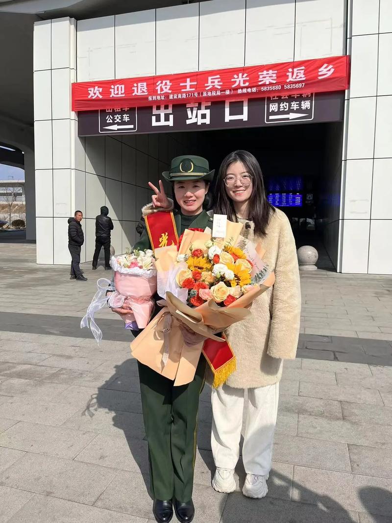 小女孩机场深情迎接退伍妈妈，感人重逢瞬间令人动容