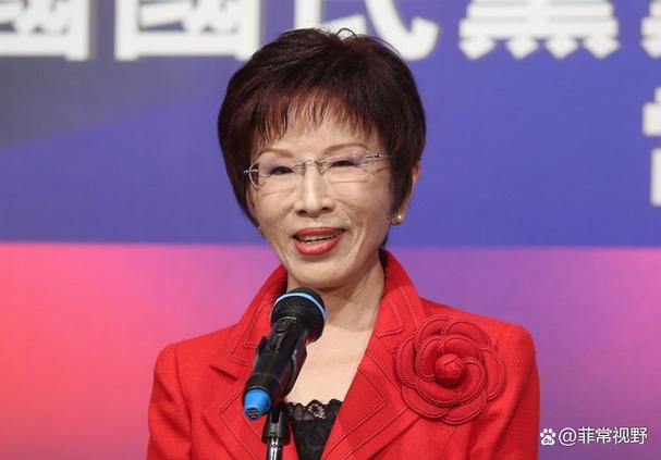 女子观京剧意外发现洪秀柱坐后排，洪秀柱京剧之旅的惊喜时刻