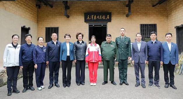 毛新宇一家参加九三阅兵，传承与荣耀的体现
