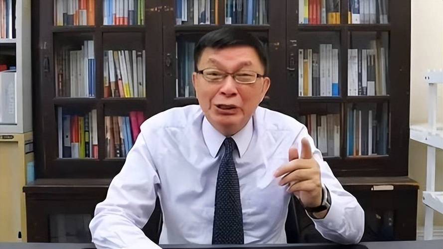 苑举正深受武警坚定意志的感动时刻