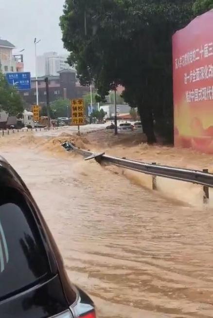 台风塔巴来袭，广东多地紧急停课应对