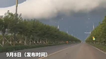 黑龙江现奇特长条滚筒状怪云现象