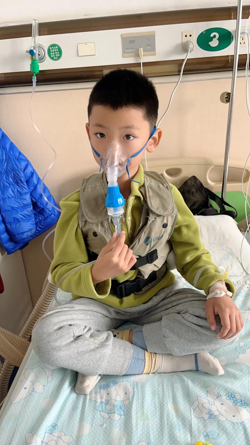 暴雨后儿童医院咳嗽患者激增，看病排长队现象引人关注