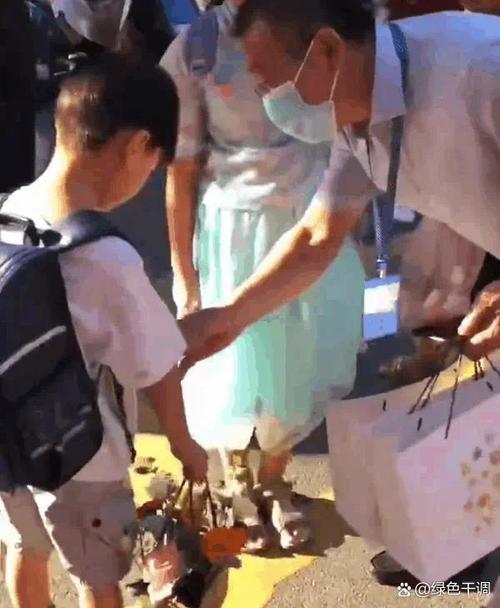 小学校长校门口拦截教师节礼物背后的故事与深意
