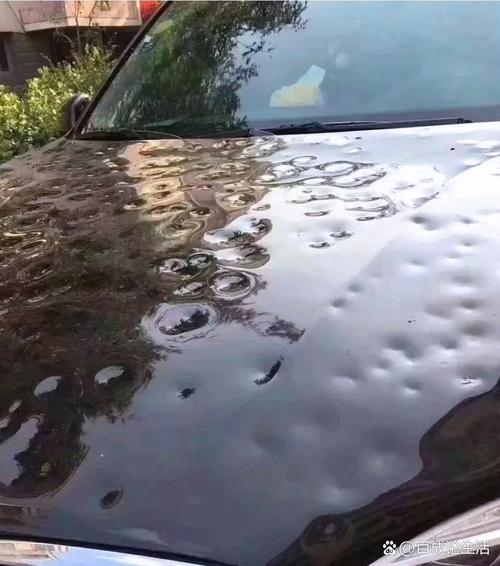 北京冰雹袭击，车辆遭遇气泡膜式破坏
