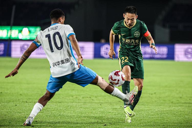 浙江队客场2-0战胜青岛西海岸，胜利之师继续前行！