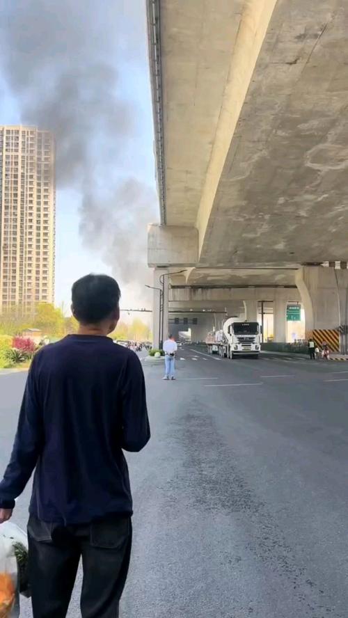 台湾卡车撞桥引发瞬间爆燃事故