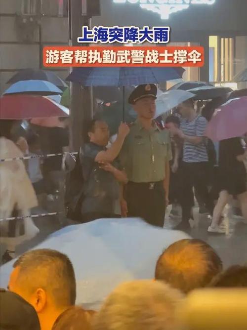大雨中游客暖心为执勤武警撑伞