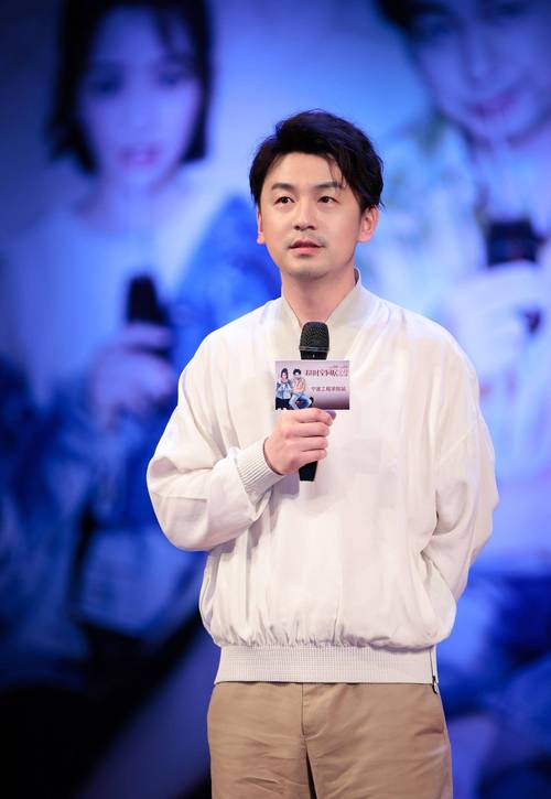 雷佳音现身上海戏剧学院开学典礼，共襄盛举