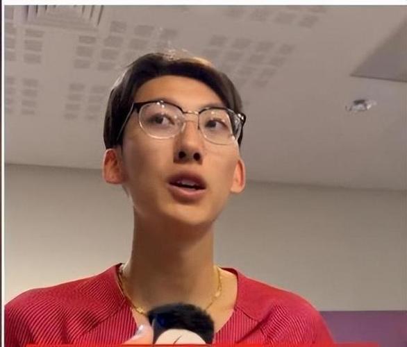 眼镜飞人徐卓一夺冠，力压今年世界冠军