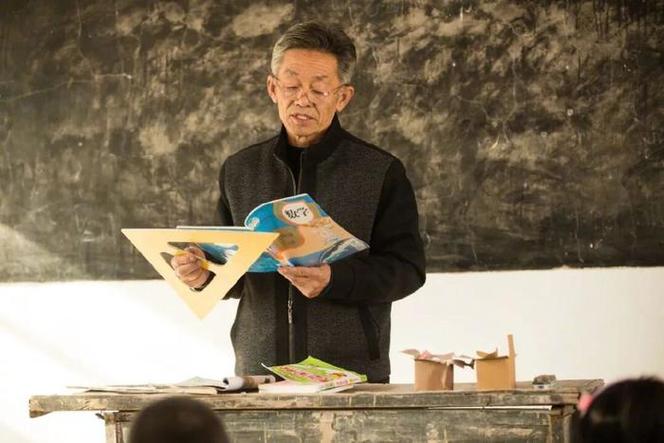 退休老师成抢手资源，学校争相招募的宝贵财富
